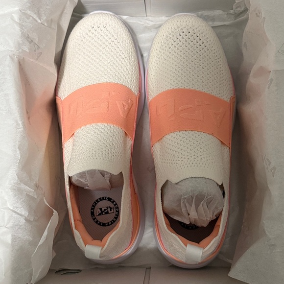 APL Bliss Sneakers In White/Osiana Rose/UV - Picture 2 of 6